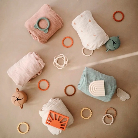 Mushie Silikónové hryzátko Bear Dried Thyme MTT113-1