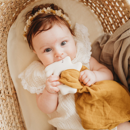 Kikadu Hryzátko z prírodného kaučuku Zajačik a bio bavlny Mustard {PRODUCT_REFERENCE}-1