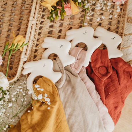 Kikadu Hryzátko z prírodného kaučuku Zajačik a bio bavlny Mustard {PRODUCT_REFERENCE}-1